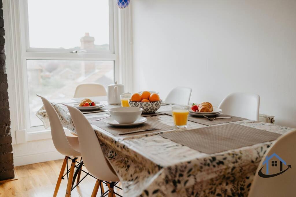 Indigo Snug - Gorgeous 2 Bed Flat In The Heart Of โครเมอร์ ภายนอก รูปภาพ
